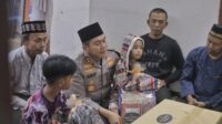 AKBP Arif Fazlurrahman, secara langsung memberikan layanan trauma healing kepada keluarga korban. AKBP Arif Fazlurrahman, secara langsung memberikan layanan trauma healing kepada keluarga korban.