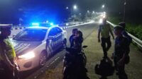 Polisi Intensifkan Patroli Malam, Balap Liar di Bypass Gerung Diantisipasi (4) GERUNG, Lombok Barat – Jajaran Kepolisian Resor (Polres) Lombok Barat terus meningkatkan kegiatan patroli malam dalam rangka Operasi Ketupat Rinjani 2025. Langkah ini diambil sebagai upaya preventif untuk mengantisipasi terjadinya balap liar dan potensi gangguan keamanan dan ketertiban masyarakat (kamtibmas) lainnya, terutama di jalur-jalur rawan seperti area Bypass Gerung. Kegiatan patroli intensif ini salah satunya dilaksanakan oleh personel Pos Pengamanan (Pos Pam) Giri Menang Square (GMS) Gerung. Menurut Kepala Pos Pam GMS Gerung, Ipda I Wayan Rudi Hariadi, S.H., kegiatan pengamanan jalur dan patroli rutin dilaksanakan untuk memastikan situasi tetap kondusif selama pelaksanaan Operasi Ketupat Rinjani. "Kami dari Pos Pam GMS Gerung secara rutin melaksanakan patroli, terutama pada malam hari, di sepanjang jalur Bypass 1 dan 2 Gerung," ujar Ipda I Wayan Rudi Hariadi, S.H., saat ditemui di Pos Pam GMS Gerung, Rabu (26/3/2025) malam. "Tujuan utama dari patroli ini adalah untuk mencegah terjadinya aksi balap liar yang sangat meresahkan masyarakat dan juga untuk mengantisipasi potensi tindak kriminalitas atau kejadian menonjol lainnya." Patroli Malam Antisipasi Balap Liar di Bypass Gerung Lebih lanjut, Ipda I Wayan Rudi Hariadi menjelaskan bahwa pada Rabu malam, 26 Maret 2025, sekitar pukul 23.00 WITA hingga selesai, tim patroli dari Pos Pam GMS Gerung yang dipimpin oleh Komandan Regu (Danru) II, Ipda Dodik Hendra, bersama anggota jaga melaksanakan kegiatan patroli di seputaran wilayah pos pam. Sasaran utama dari kegiatan ini adalah jalur Bypass 1 dan 2 Gerung yang memang kerap kali menjadi lokasi favorit bagi para pelaku balap liar. "Tim patroli kami bergerak secara mobile di sepanjang jalur bypass. Selain melakukan pemantauan, kami juga memberikan imbauan kepada para pemuda yang masih berkumpul di pinggir jalan agar tidak melakukan kegiatan yang melanggar hukum, seperti balap liar," terang Ipda I Wayan Rudi Hariadi. "Kami menekankan kepada mereka tentang bahaya balap liar, baik bagi diri sendiri maupun bagi pengguna jalan lainnya." Himbauan Kepada Masyarakat untuk Mendukung Operasi Ketupat Ipda I Wayan Rudi Hariadi juga mengimbau kepada seluruh masyarakat Lombok Barat, khususnya yang berada di wilayah Gerung, untuk turut serta menjaga keamanan dan ketertiban selama pelaksanaan Operasi Ketupat Rinjani 2025. Ia berharap masyarakat dapat memberikan informasi kepada pihak kepolisian jika melihat atau mengetahui adanya potensi gangguan kamtibmas, termasuk aktivitas balap liar. "Kami sangat mengharapkan partisipasi aktif dari masyarakat. Jika ada informasi terkait balap liar atau hal-hal mencurigakan lainnya, jangan ragu untuk menghubungi kami atau kantor polisi terdekat," kata Ipda I Wayan Rudi Hariadi. "Kerja sama antara polisi dan masyarakat sangat penting untuk menciptakan situasi yang aman dan nyaman bagi kita semua, terutama menjelang dan selama Hari Raya Idul Fitri nanti." Situasi Terpantau Aman dan Kondusif Hingga laporan ini diturunkan, Ipda I Wayan Rudi Hariadi memastikan bahwa situasi di wilayah hukum Pos Pam GMS Gerung terpantau aman dan kondusif. Kegiatan patroli akan terus ditingkatkan secara berkala untuk memberikan rasa aman kepada masyarakat dan mencegah terjadinya gangguan kamtibmas. "Alhamdulillah, situasi malam ini aman dan kondusif. Kami akan terus melakukan pemantauan dan patroli secara intensif. Perkembangan kegiatan hari ini akan kami laporkan kembali kepada pimpinan," pungkas Ipda I Wayan Rudi Hariadi. Operasi Ketupat Rinjani 2025 merupakan operasi kepolisian terpusat yang dilaksanakan dalam rangka pengamanan Hari Raya Idul Fitri 1446 Hijriah. Polres Lombok Barat turut serta dalam operasi ini dengan menggelar berbagai kegiatan, mulai dari pengamanan arus mudik dan balik, pengamanan tempat-tempat ibadah dan wisata, hingga pencegahan tindak kriminalitas dan gangguan kamtibmas lainnya. Dengan adanya kegiatan patroli rutin seperti yang dilaksanakan oleh Pos Pam GMS Gerung, diharapkan masyarakat dapat merayakan Hari Raya Idul Fitri dengan aman dan nyaman.