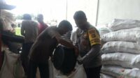Jaga Kualitas, Polri Bantu Petani Lombok Barat Pipil Jagung